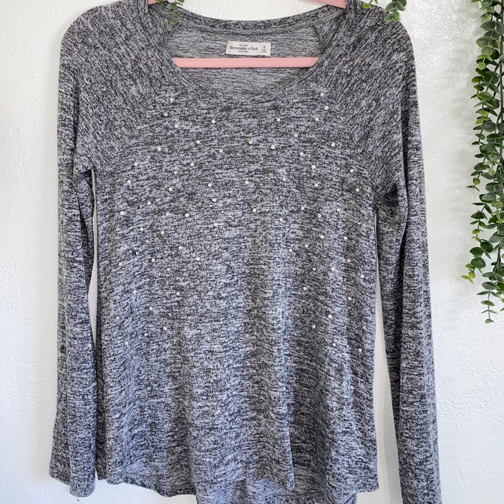 Knitted long sleeve with beads.